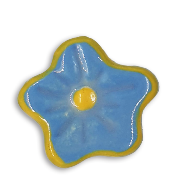 A hand-painted powder blue anemone ceramic mosaic insert with a yellow rim.