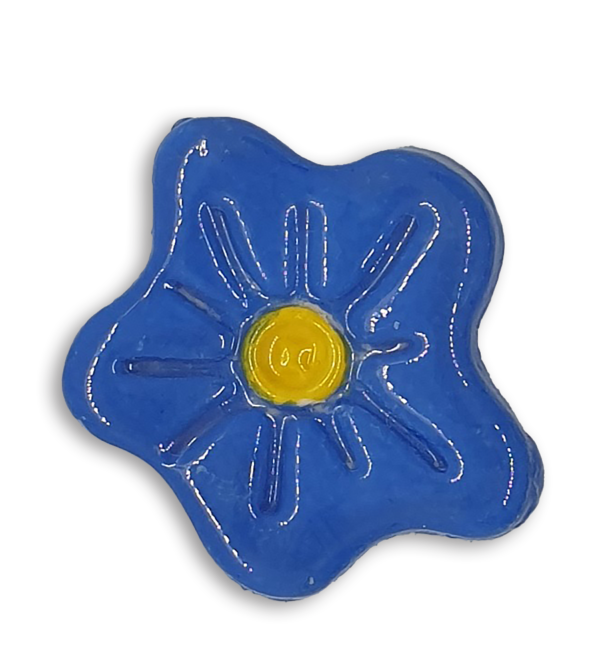 A simple sky blue hand-painted anemone ceramic mosaic insert with a yellow centre.